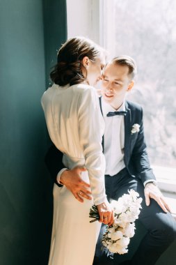 Gelin ve damadın romantik fotoğraf çekimi. Yeni evliler birlikte mutlular. İç stüdyoda modern bir çift.. 