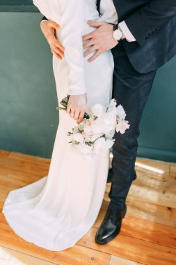 Gelin ve damadın romantik fotoğraf çekimi. Yeni evliler birlikte mutlular. İç stüdyoda modern bir çift.. 