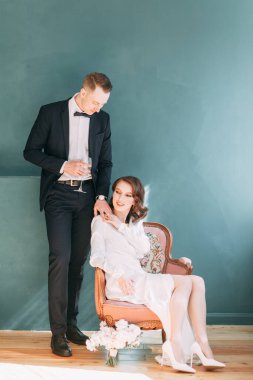 Gelin ve damadın romantik fotoğraf çekimi. Yeni evliler birlikte mutlular. İç stüdyoda modern bir çift.. 