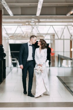 Gelin ve damadın romantik fotoğraf çekimi. Yeni evliler birlikte mutlular. Müzedeki modern çift çok şık.. 