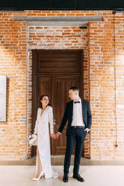 Gelin ve damadın romantik fotoğraf çekimi. Yeni evliler birlikte mutlular. Müzedeki modern çift çok şık.. 