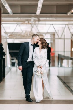 Gelin ve damadın romantik fotoğraf çekimi. Yeni evliler birlikte mutlular. Müzedeki modern çift çok şık.. 