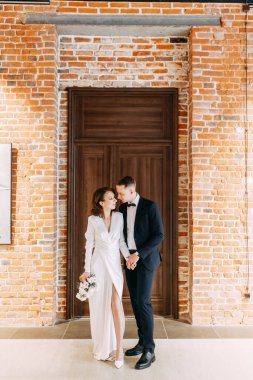 Gelin ve damadın romantik fotoğraf çekimi. Yeni evliler birlikte mutlular. Müzedeki modern çift çok şık.. 