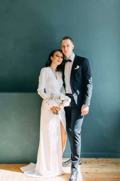 Menyasszony Vőlegény Romantikus Fotózása Friss Házasok Boldogok Együtt Stílusos Modern — Stock Fotó