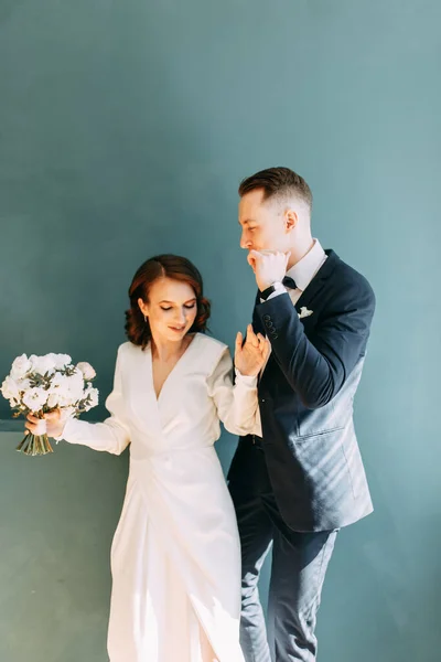Ρομαντική Φωτογράφιση Της Νύφης Και Του Γαμπρού Νιόπαντροι Είναι Ευτυχισμένοι — Φωτογραφία Αρχείου