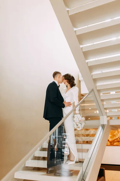 新娘和新郎的浪漫照片拍摄 新婚夫妇在一起很快乐 博物馆里的现代时髦夫妇 — 图库照片