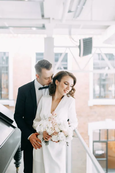 Sessão Fotos Romântica Noiva Noivo Recém Casados São Felizes Juntos — Fotografia de Stock