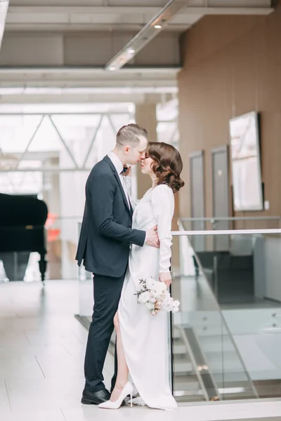 Sesión Fotos Romántica Los Novios Los Recién Casados Son Felices —  Fotos de Stock