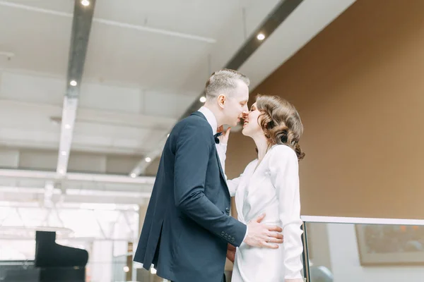 Sesión Fotos Romántica Los Novios Los Recién Casados Son Felices —  Fotos de Stock