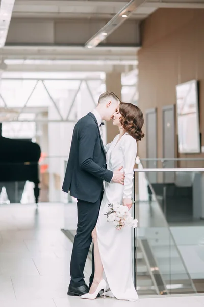 新娘和新郎的浪漫照片拍摄 新婚夫妇在一起很快乐 博物馆里的现代时髦夫妇 — 图库照片