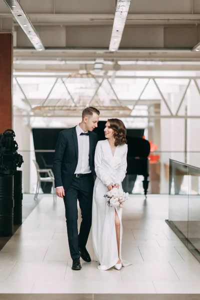 Das Romantische Fotoshooting Des Brautpaares Die Frischvermählten Sind Glücklich Zusammen — Stockfoto