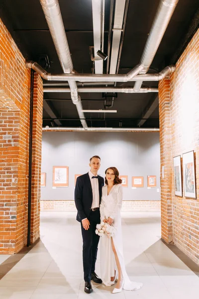 Sessão Fotos Romântica Noiva Noivo Recém Casados São Felizes Juntos — Fotografia de Stock