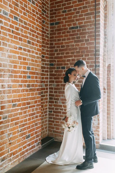 Sessão Fotos Romântica Noiva Noivo Recém Casados São Felizes Juntos — Fotografia de Stock