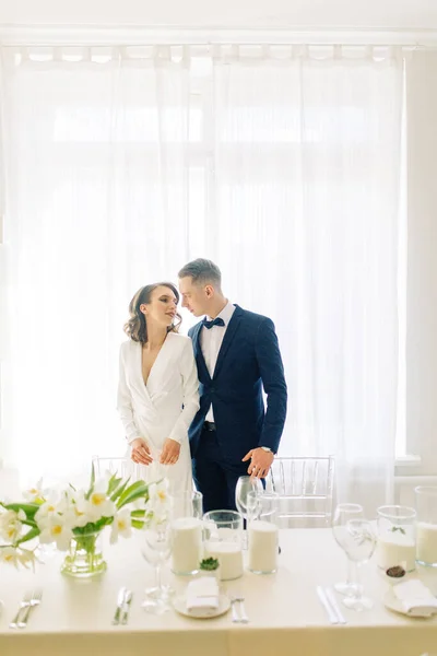 Romantico Servizio Fotografico Degli Sposi Gli Sposi Sono Felici Insieme — Foto Stock