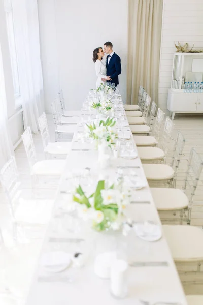 Sesión Fotos Romántica Los Novios Los Recién Casados Son Felices —  Fotos de Stock