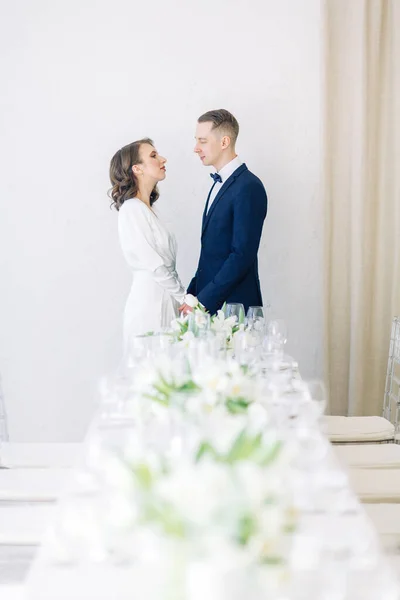 Sessão Fotos Romântica Noiva Noivo Recém Casados São Felizes Juntos — Fotografia de Stock