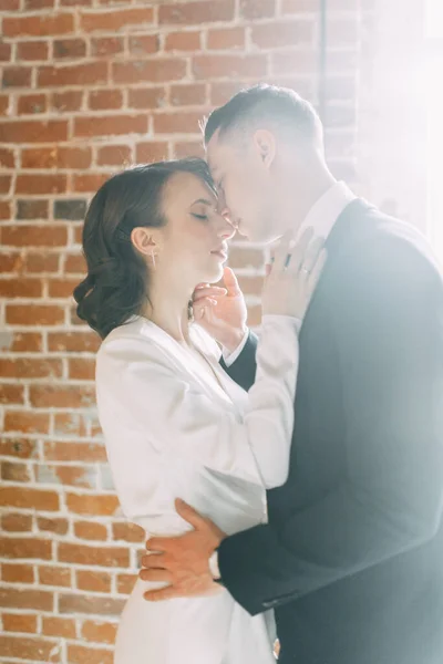 Sessão Fotos Romântica Noiva Noivo Recém Casados São Felizes Juntos — Fotografia de Stock