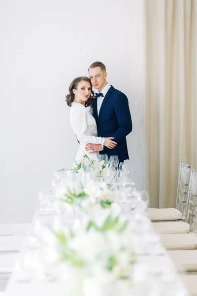 Sesión Fotos Romántica Los Novios Los Recién Casados Son Felices —  Fotos de Stock