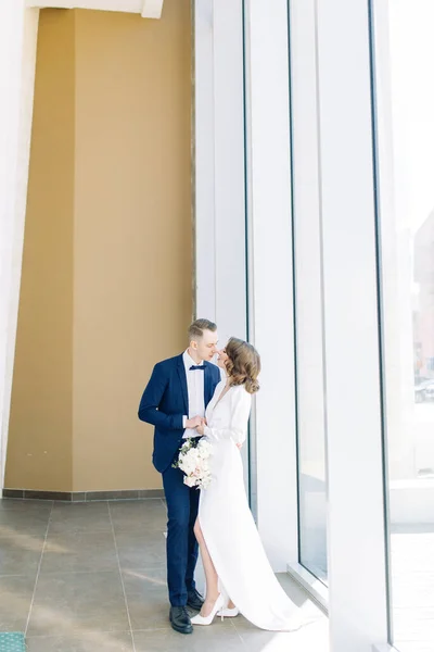 Sesión Fotos Romántica Los Novios Los Recién Casados Son Felices —  Fotos de Stock