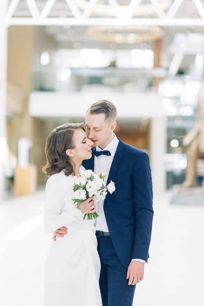 Sessão Fotos Romântica Noiva Noivo Recém Casados São Felizes Juntos — Fotografia de Stock