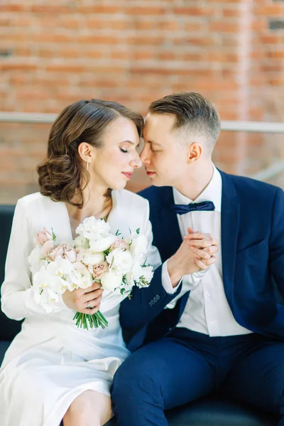 Sesión Fotos Romántica Los Novios Los Recién Casados Son Felices —  Fotos de Stock