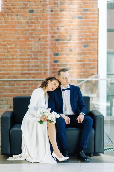 Ρομαντική Φωτογράφιση Της Νύφης Και Του Γαμπρού Νιόπαντροι Είναι Ευτυχισμένοι — Φωτογραφία Αρχείου
