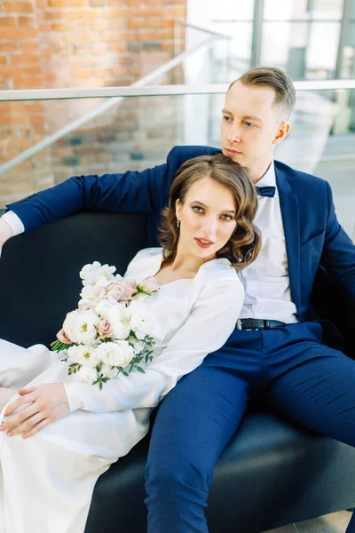 Bruden Och Brudgummens Romantiska Fotografering Nygifta Lyckliga Tillsammans Snyggt Modernt — Stockfoto