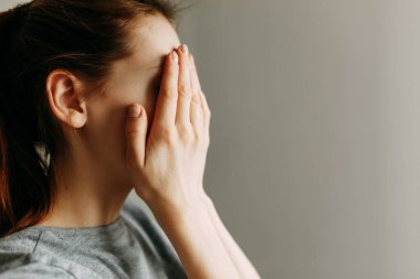 Kadınlara karşı aile içi şiddeti durdurun. Kız elleriyle yüzünü kapadı ve ağladı.. 