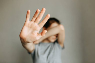 Aile içi şiddeti durdurun. Kız eliyle yüzünü kapadı ve yardım istedi. Kadınlara karşı aile içi şiddet. 