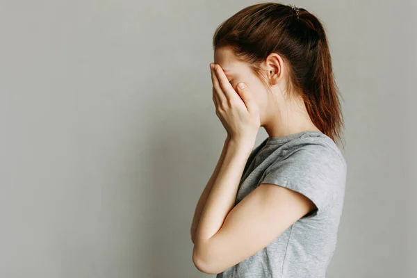 Fermare Violenza Domestica Contro Donne Ragazza Copre Viso Con Mani — Foto Stock