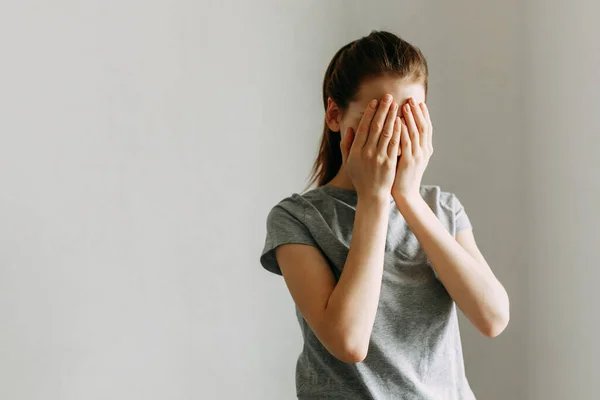 Zakończyć Przemoc Domową Wobec Kobiet Dziewczyna Zakrywa Twarz Rękami Płacze — Zdjęcie stockowe