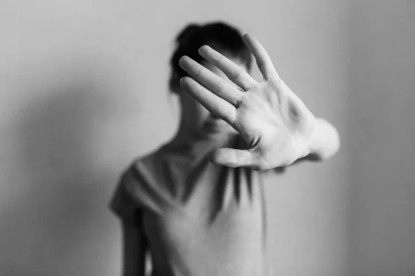 Fermate Violenza Domestica Ragazza Copre Viso Con Mano Chiede Aiuto — Foto Stock