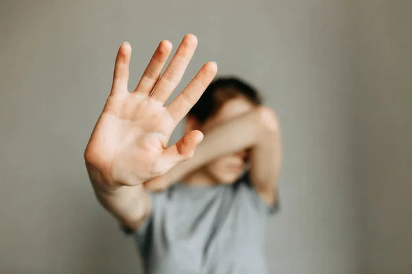 Parem Com Violência Doméstica Menina Cobre Rosto Com Mão Pede — Fotografia de Stock