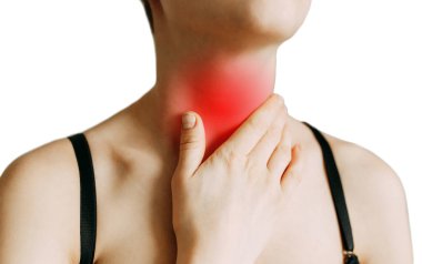  Boyun ve sırt yaralanmaları ve iş yerinde yorgunluk. Yaralanma bölgesi, boş bir arkaplandaki görüntü. Kızın boynunda bir spazm..