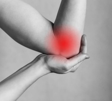 Eklem yaralanmaları, iş yerinde yorgunluk. Yaralanma alanı, temiz bir arkaplanda görüntü. Adamın dirseğine spazm. 