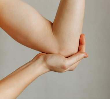 Eklem yaralanmaları, iş yerinde yorgunluk. Yaralanma alanı, temiz bir arkaplanda görüntü. Adamın dirseğine spazm. 