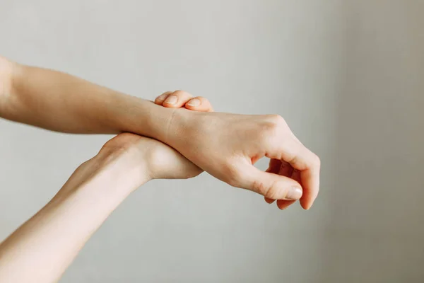 팔꿈치 직장에서의 부위는 이미지입니다 사람의 손목에 — 스톡 사진