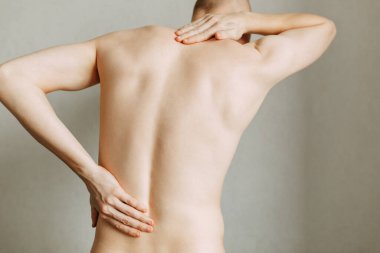 Omurgada ve belde yaralanmalar, iş yerinde yorgunluk. Yaralanma alanı, temiz bir arkaplanda görüntü. Adamın sırtına kasılma.. 