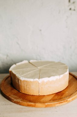  Pasta kısa hamur parçalarına bölünmüş. Tahtada kremalı cheesecake.