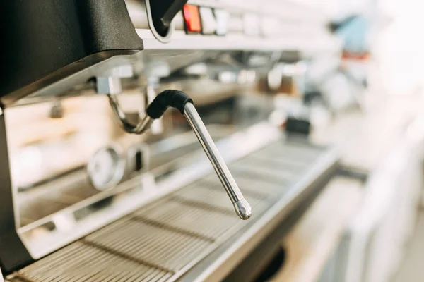 Soporte Boquilla Cafetera Una Nueva Máquina Café Brillante Una Cafetería — Foto de Stock