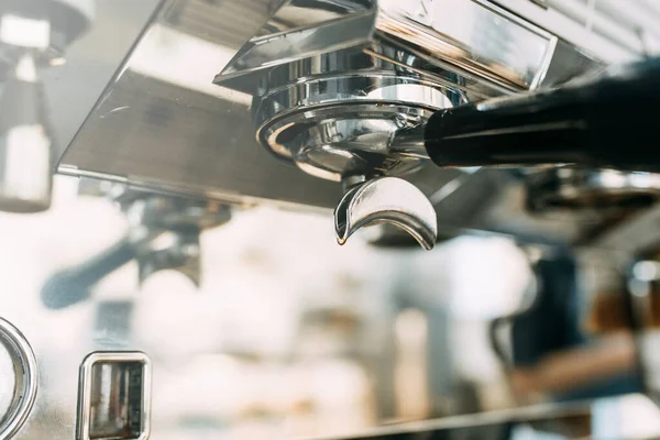 Soporte Boquilla Cafetera Una Nueva Máquina Café Brillante Una Cafetería — Foto de Stock