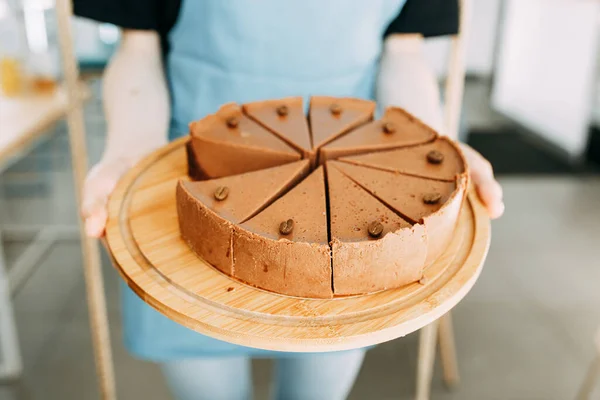 Tarta Queso Cortada Rodajas Una Cafetería Pastel Chocolate Tablero Madera — Foto de Stock