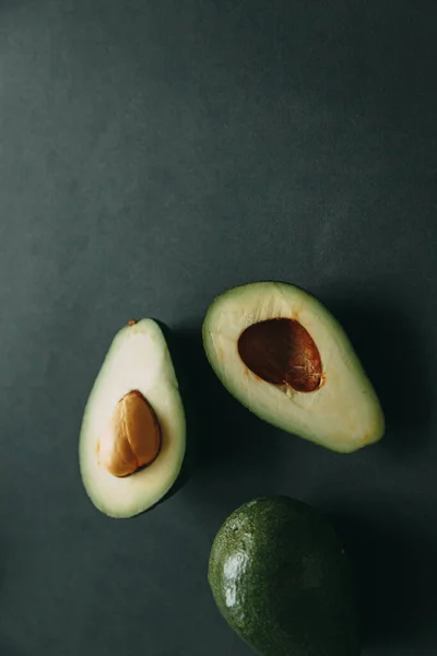 Abacate Sobre Fundo Escuro Com Sementes Comida Vegetariana Natural Corte — Fotografia de Stock