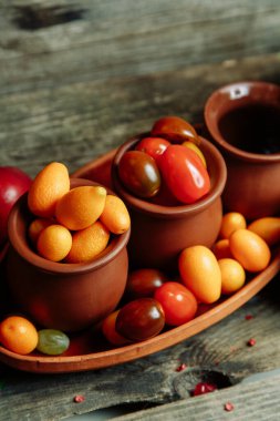Tahta bir masada taze taze sebzeler. Ortada boş bir alan olan sebzelerin arkaplanı. 