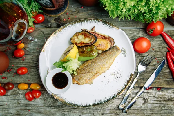 Plato Restaurante Con Decoración Vegetal Sobre Fondo Madera Pescado Mar — Foto de Stock