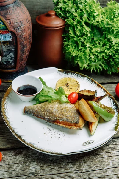 Plato Restaurante Con Decoración Vegetal Sobre Fondo Madera Pescado Mar — Foto de Stock