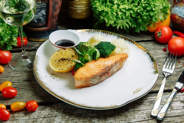 Plato Restaurante Con Decoración Vegetal Sobre Fondo Madera Pescado Mar — Foto de Stock