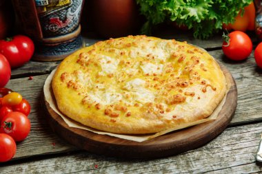  Ahşap arka planda sebze dekoru olan Azerbaycan restoranı yemeği. Yönetim kurulunda Megrelian dilinde Khachapuri.
