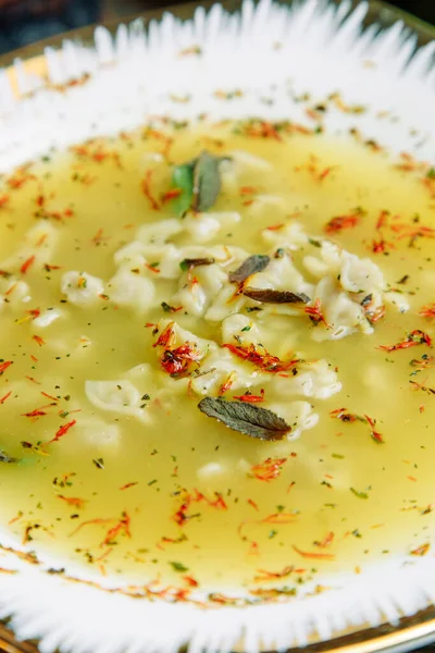 Plato Restaurante Azerbaiyano Con Decoración Vegetal Sobre Fondo Madera Sopa —  Fotos de Stock