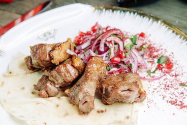 Ahşap arka planda restoran yemeği. Azerbaycan şiş kebap ve ızgara kaburga.. 